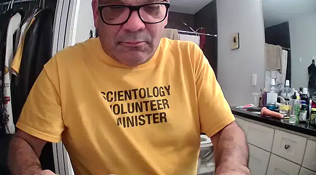 Snapshot of lou63ponce chatting on December 17, 2024, 10:11 pm lou63ponce online show from December 17, 2024, 10:11 pm