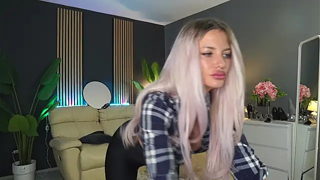 Snapshot of SweetBlondy35 chatting on April 21, 2026, 3:50 pm SweetBlondy35 online show from April 21, 2026, 3:50 pm
