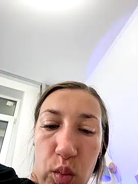 KateRedgar online show from December 5, 2025, 9:18 am