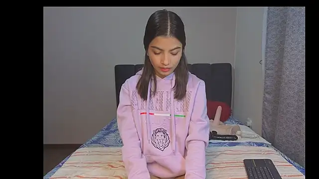 LiaOrtiz69 online show from April 13, 2026, 9:20 pm