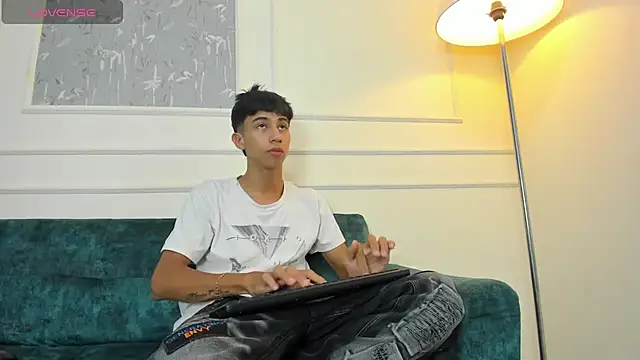 Snapshot of Lucian_Davi chatting on December 27, 2024, 3:15 pm Lucian Davi online show from December 27, 2024, 3:15 pm