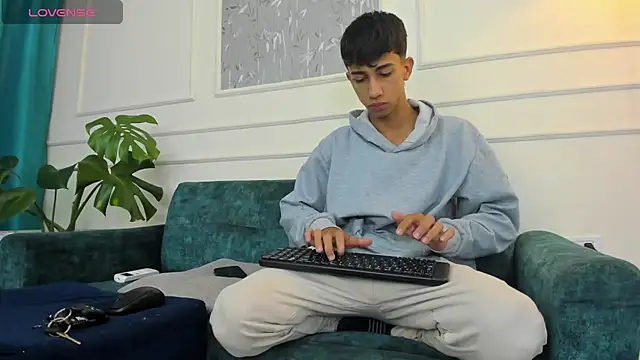 Snapshot of Lucian_Davi chatting on January 27, 2025, 12:16 pm Lucian Davi online show from January 27, 2025, 12:16 pm