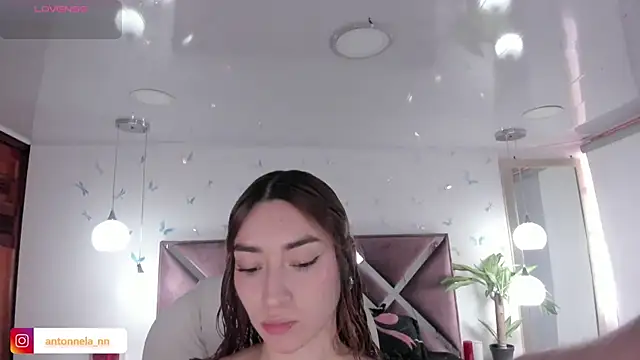  Antonnela  online show from December 17, 2025, 3:40 pm