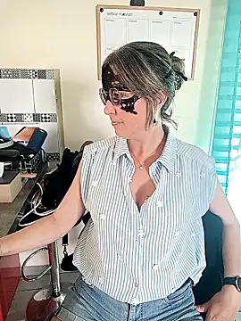 Rose Libertine online show from April 20, 2026, 4:43 pm