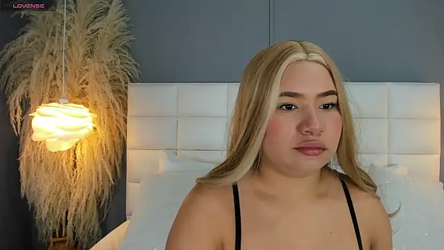 HannaKarson online show from November 22, 2025, 11:31 am