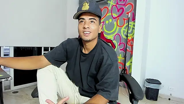 Snapshot of ANGEL_NICOLAS chatting on December 20, 2025, 11:01 pm ANGEL NICOLAS online show from December 20, 2025, 11:01 pm