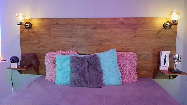 MOLLYWOODD online show from September 25, 2025, 1:15 pm