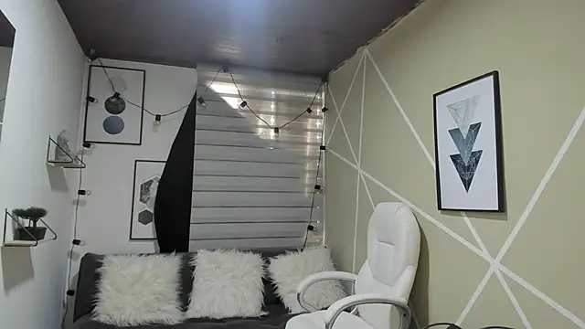 Enma  clark online show from September 24, 2025, 1:03 pm