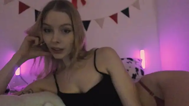 MiaDavis21 online show from February 3, 2025, 5:35 pm