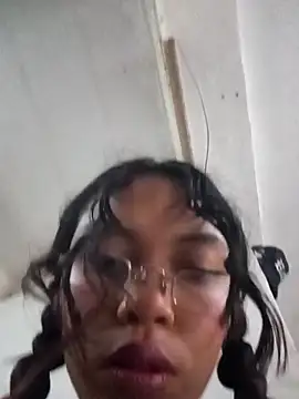 Lunita 5 online show from November 28, 2025, 8:44 pm