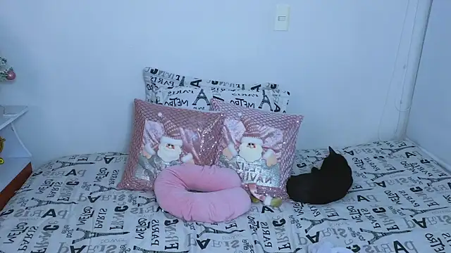 Lorenne Miller online show from December 12, 2024, 1:43 am