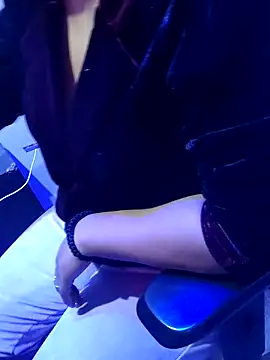 vadapavgirl online show from November 3, 2025, 1:23 pm