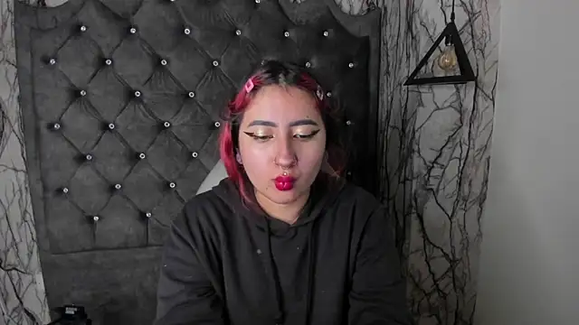 larissa01  online show from February 16, 2025, 3:15 am