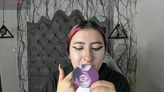 larissa01  online show from February 25, 2025, 3:20 am