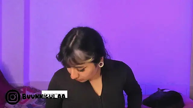 larissa01  online show from January 7, 2026, 9:50 pm