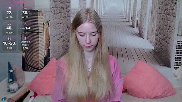 Cutieblondegirl online show from March 27, 2026, 10:15 am