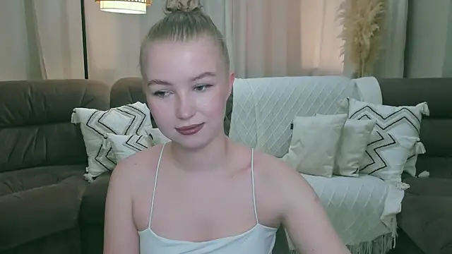 Snapshot of shy__lady chatting on April 28, 2026, 11:26 am shy lady online show from April 28, 2026, 11:26 am