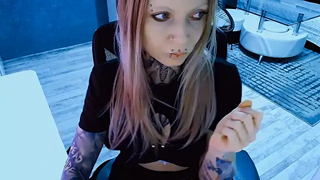 InesGold online show from April 10, 2026, 3:28 pm