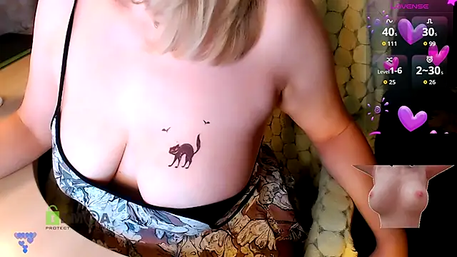  -Luna-  online show from October 31, 2025, 8:43 pm