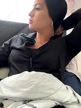 Snapshot of Sara_luna_ chatting on November 6, 2025, 3:46 pm Sara luna online show from November 6, 2025, 3:46 pm