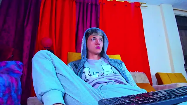 GabyThoms online show from February 3, 2025, 4:14 am