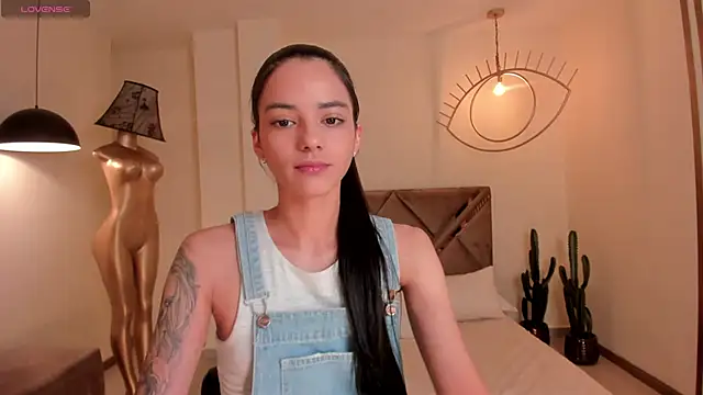 Snapshot of HannahJamesX chatting on December 6, 2024, 5:22 pm HannahJamesX online show from December 6, 2024, 5:22 pm