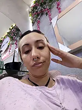 LunaDeCristall online show from November 19, 2025, 9:37 pm