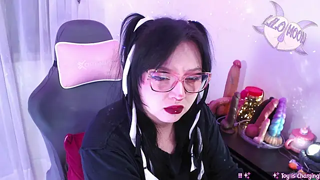 Snapshot of LiloMoon69 chatting on May 1, 2026, 12:48 am LiloMoon69 online show from May 1, 2026, 12:48 am