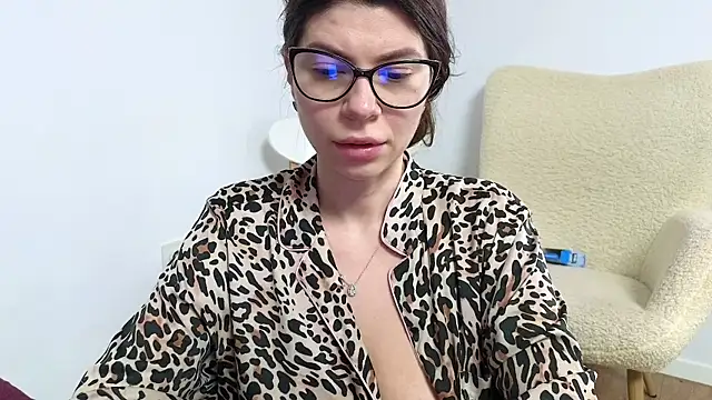 Jullyenn3 online show from February 19, 2025, 5:49 pm