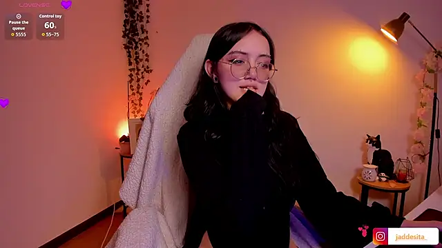 suzumi   online show from October 29, 2025, 6:26 am