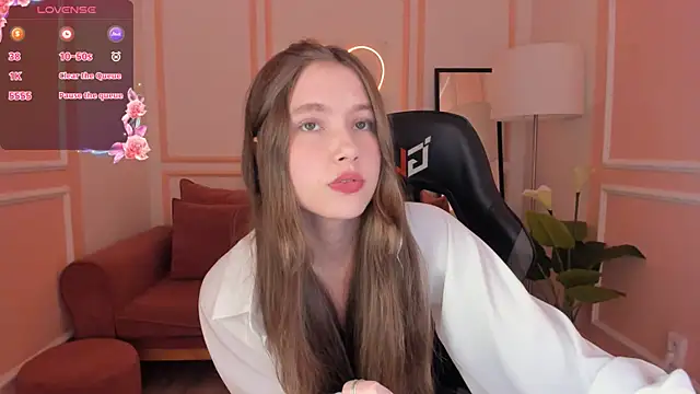 MaryannSoftt online show from October 1, 2025, 4:35 pm