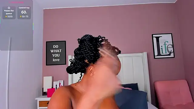 Britanymooree online show from November 25, 2025, 7:47 pm