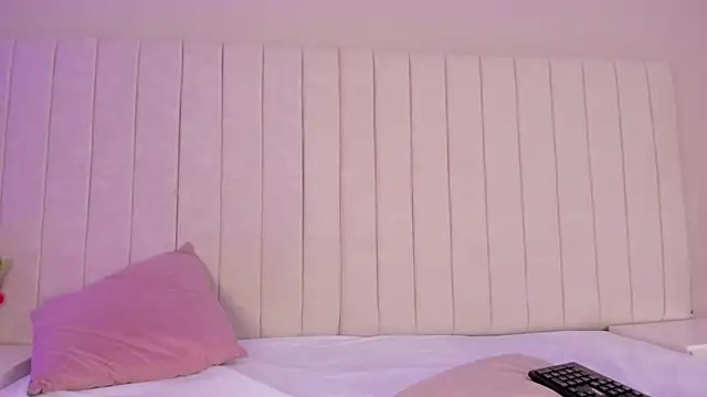 Littleolivia  online show from January 30, 2025, 7:04 pm