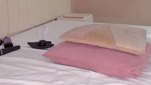 Littleolivia  online show from February 25, 2025, 7:47 pm