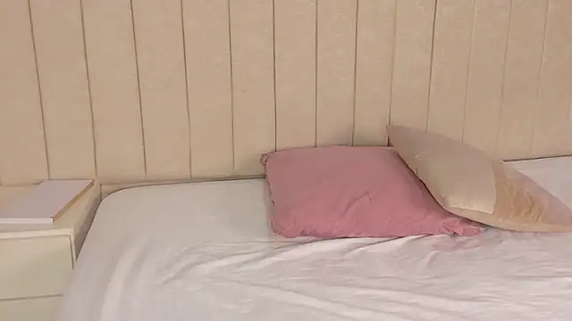 Littleolivia  online show from March 18, 2025, 1:31 pm