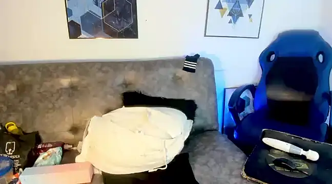 mia foxts online show from February 3, 2025, 5:40 am