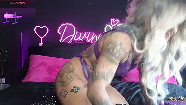 Snapshot of Divina_X_ chatting on March 6, 2025, 7:57 am Divina X  online show from March 6, 2025, 7:57 am