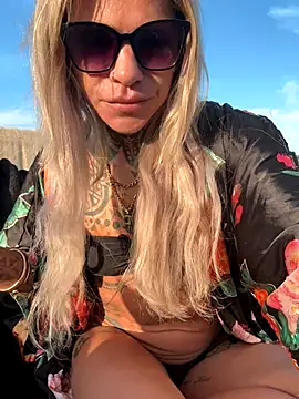 Snapshot of Divina_X_ chatting on September 20, 2025, 6:14 am Divina X  online show from September 20, 2025, 6:14 am