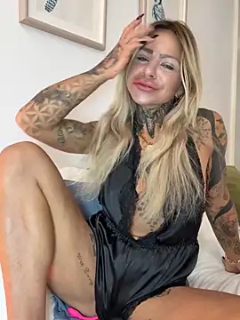 Snapshot of Divina_X_ chatting on October 31, 2025, 3:51 am Divina X  online show from October 31, 2025, 3:51 am