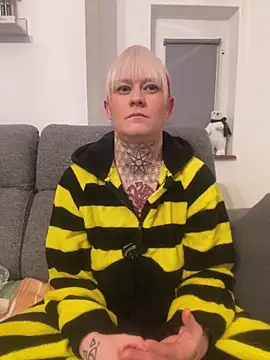 Snapshot of poussichienne chatting on December 15, 2024, 8:15 pm poussichienne online show from December 15, 2024, 8:15 pm