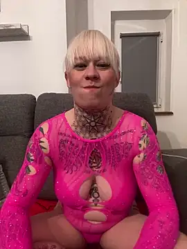 Snapshot of poussichienne chatting on January 7, 2025, 8:31 pm poussichienne online show from January 7, 2025, 8:31 pm