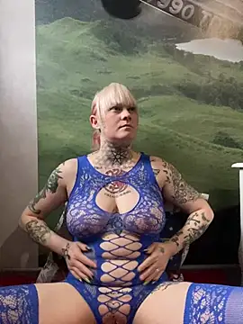 Snapshot of poussichienne chatting on February 4, 2025, 12:22 pm poussichienne online show from February 4, 2025, 12:22 pm