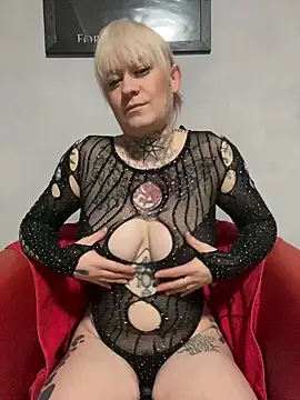 Snapshot of poussichienne chatting on February 9, 2025, 1:56 pm poussichienne online show from February 9, 2025, 1:56 pm