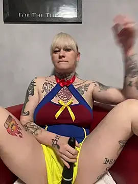 Snapshot of poussichienne chatting on February 12, 2025, 12:44 pm poussichienne online show from February 12, 2025, 12:44 pm