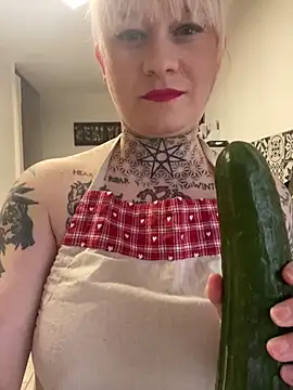 Snapshot of poussichienne chatting on February 13, 2025, 2:31 pm poussichienne online show from February 13, 2025, 2:31 pm