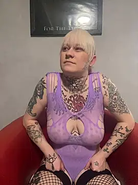 Snapshot of poussichienne chatting on February 19, 2025, 1:50 pm poussichienne online show from February 19, 2025, 1:50 pm