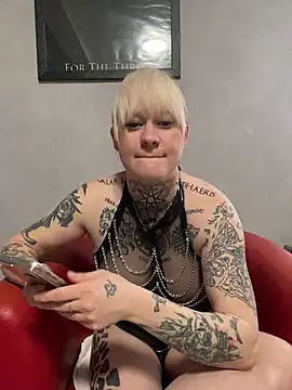 Snapshot of poussichienne chatting on February 23, 2025, 2:46 pm poussichienne online show from February 23, 2025, 2:46 pm