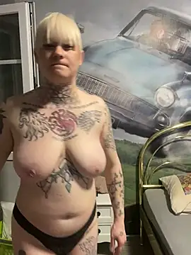 Snapshot of poussichienne chatting on February 25, 2025, 2:33 pm poussichienne online show from February 25, 2025, 2:33 pm