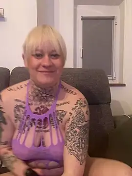 Snapshot of poussichienne chatting on March 3, 2025, 7:39 pm poussichienne online show from March 3, 2025, 7:39 pm