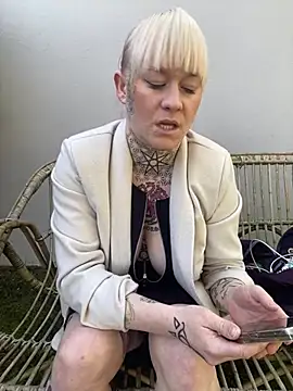 Snapshot of poussichienne chatting on March 5, 2025, 1:06 pm poussichienne online show from March 5, 2025, 1:06 pm